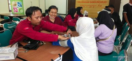 Mahasiswa KKN Kesehatan UGM Berikan Layanan Kesehatan Gratis untuk Warga Bangunharjo