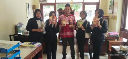 Siswi SMKN 1 Bantul Jalani PKL: Belajar Pemasaran Sambil Dukung Produk UMKM Lokal Bangunharjo