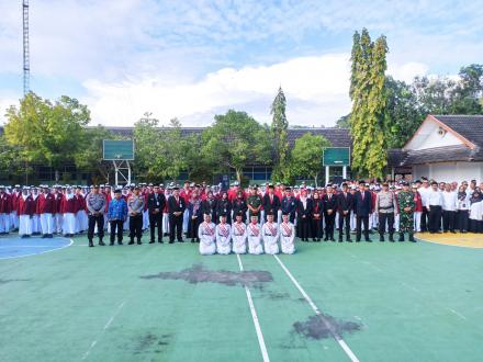 Lurah Bangunharjo Hadiri Upacara Peringatan Hari Pendidikan Nasional 2025 di SMP Negeri 4 Sewon