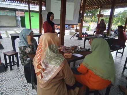 Sosialisasi Pemanfaatan Daun Kelor Sebagai Bahan Olahan Makanan Tambahan Di Bangunharjo